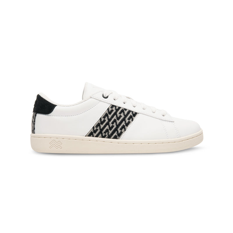 Nachhaltige Low-Top-Sneaker aus weißem Leder mit schwarzem Ethno-Muster – handgefertigt in Vietnam.