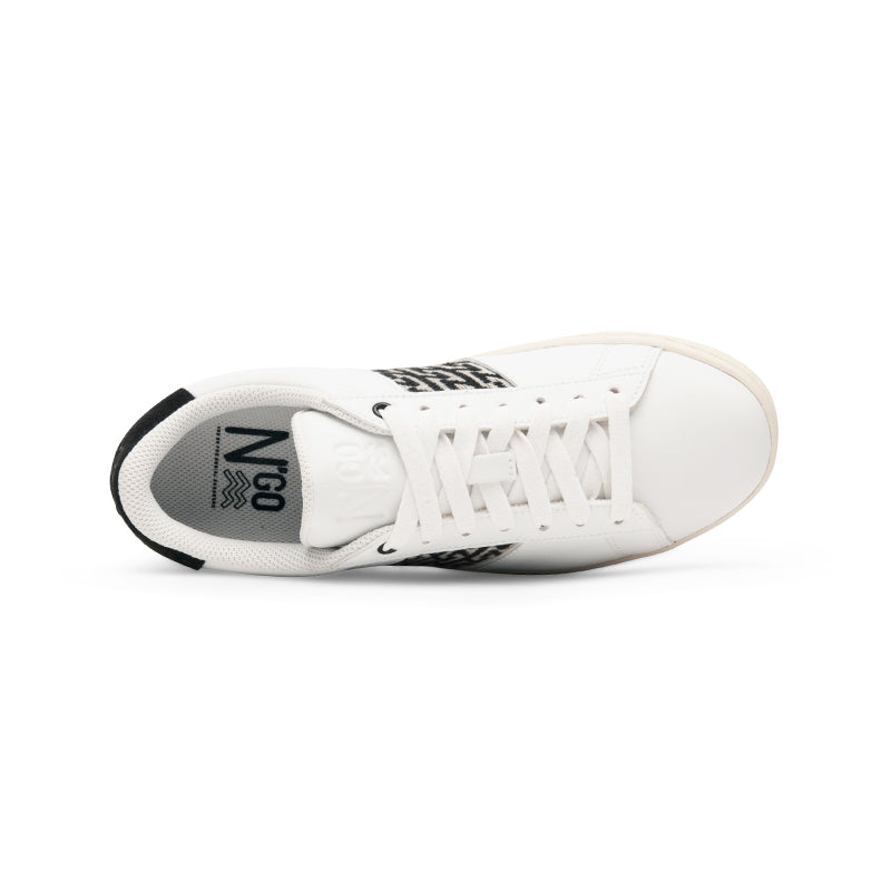 Bequeme Low-Top-Sneaker mit schwarzem Ethno-Design und atmungsaktivem Innenfutter.