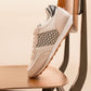 Nachhaltige Retro-Laufschuhe aus beigem Canvas mit grauem Ethno-Muster und schwarzem Fersenbesatz. Vegane Sneaker, handgefertigt in Vietnam, ideal für einen stylischen und bewussten Alltag.