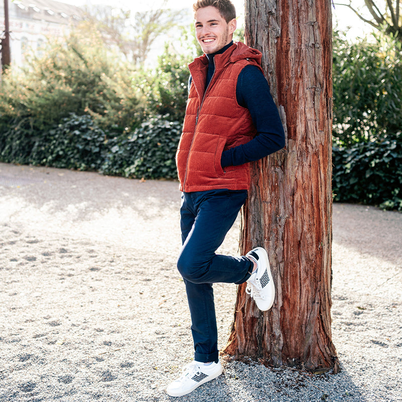 Leichte Sneaker mit schwarzem Ethno-Muster, ideal für Frühling und Sommer – fair produziert.