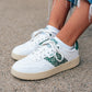 Hue Classic in Grün – vegane Sneaker mit traditionellem vietnamesischem Handwerksmuster.