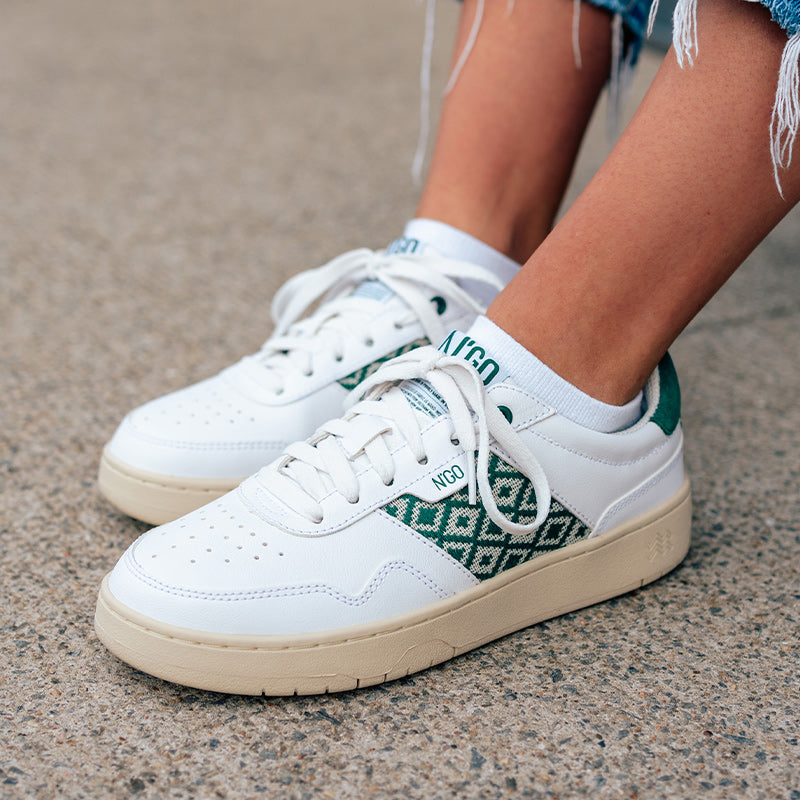 Hue Classic in Grün – vegane Sneaker mit traditionellem vietnamesischem Handwerksmuster.