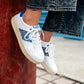 Hue Classic in Meerblau – vegane Sneaker mit traditionellem vietnamesischem Handwerksmuster.
