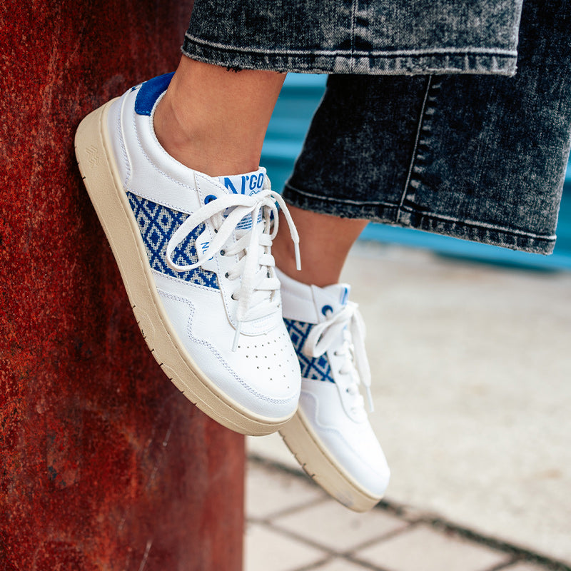 Hue Classic in Meerblau – vegane Sneaker mit traditionellem vietnamesischem Handwerksmuster.