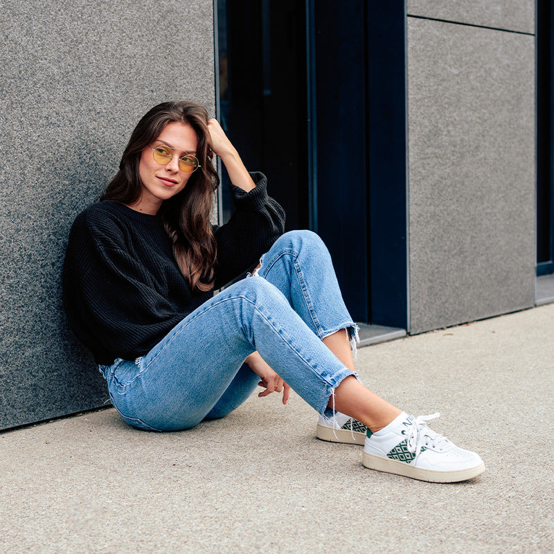 Leichte Sneaker mit grünem Ethno-Muster, ideal für Frühling und Sommer – fair produziert.