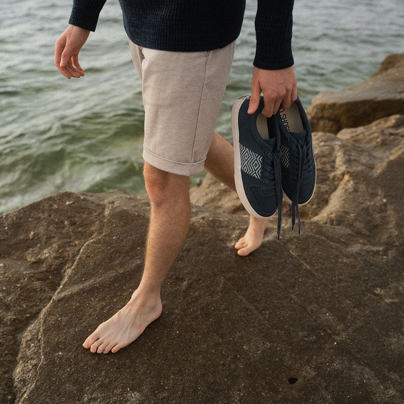 Leichte Sneaker mit schwarz-weißem Ethno-Muster, ideal für Frühling und Sommer – fair produziert und vegan.