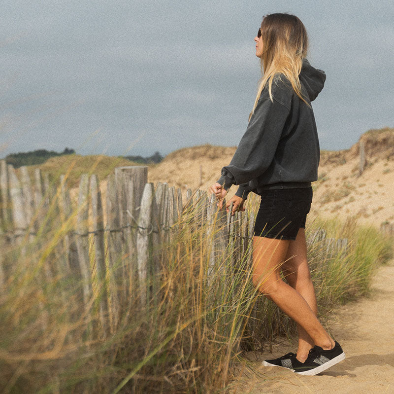Mai Chau Canvas mit Webmuster in Schwarz und Weiß – stilvolle, nachhaltige Schuhe für den Alltag mit handgefertigtem Design.
