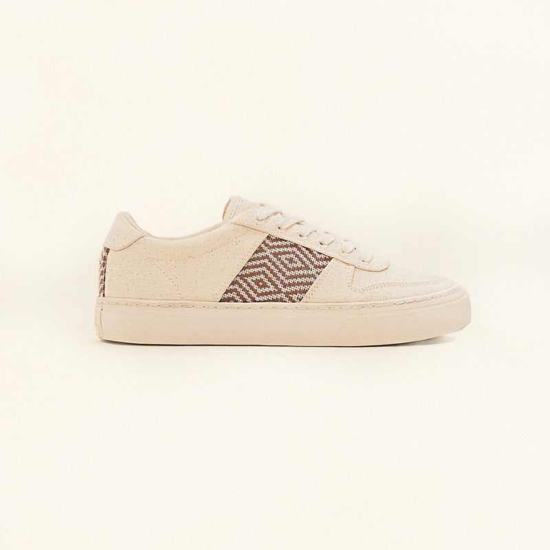 Seitliche Ansicht der veganen Mai Chau Macchiato Sneaker in Beige mit einzigartigem handgewebtem Muster.
Minimalistisches Design mit hochwertigen Materialien für maximalen Komfort.