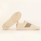 Beige Sneaker auf hellem Hintergrund – eine Schuhsohle sichtbar, die andere zeigt das detailreiche Ethno-Muster.
Vegane Lifestyle-Sneaker mit nachhaltiger Sohle und traditioneller Webkunst.
