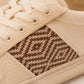 Nahaufnahme des braunen Ethno-Musters auf dem hochwertigen Canvas-Material der Sneaker.
Traditionelles vietnamesisches Handwerk trifft modernes Schuhdesign.
