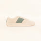 Nachhaltige Sneaker aus beigem Canvas mit handgewebtem Ethno-Muster in Smaragdgrün. Vegane Schuhe, fair und kunstvoll gefertigt in Vietnam – stilvoll, bequem und umweltfreundlich.
