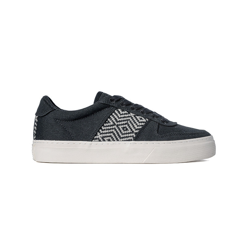 Vegane Sneaker aus schwarzem Canvas mit Ethno-Muster in Schwarz und Weiß – handgefertigt in Vietnam.