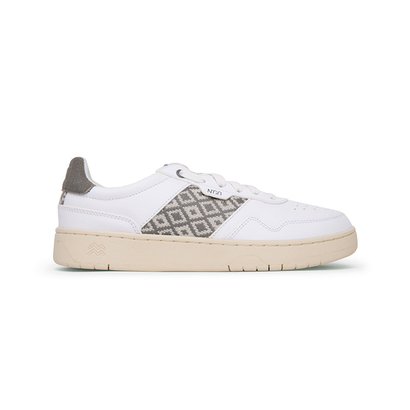 Weiße Low-Top-Sneaker aus chromfreiem Leder mit grauem Ethno-Muster – handgefertigt in Vietnam.