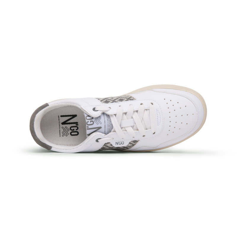 Elegante Sneaker mit grauem Handwebmuster – ideal für Alltag und Freizeit.