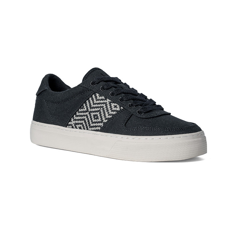 Nachhaltige Low-Top-Sneaker mit schwarz-weißem Webmuster und atmungsaktivem Innenfutter – stilvoll und umweltfreundlich.