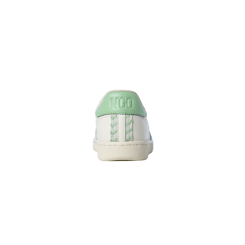 Fair produzierte Leder-Sneaker mit handgewebtem pistaziengrünem Detail – perfekte Kombination aus Komfort und Design.