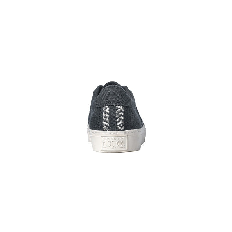 Fair produzierte Canvas-Sneaker mit handgewebtem schwarz-weißem Detail – perfekte Kombination aus Komfort und Design.