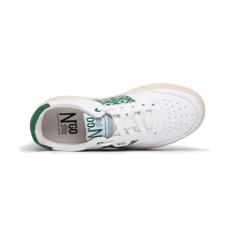 Fair produzierte Sneaker mit grünem Ethno-Design – umweltfreundlich und komfortabel.