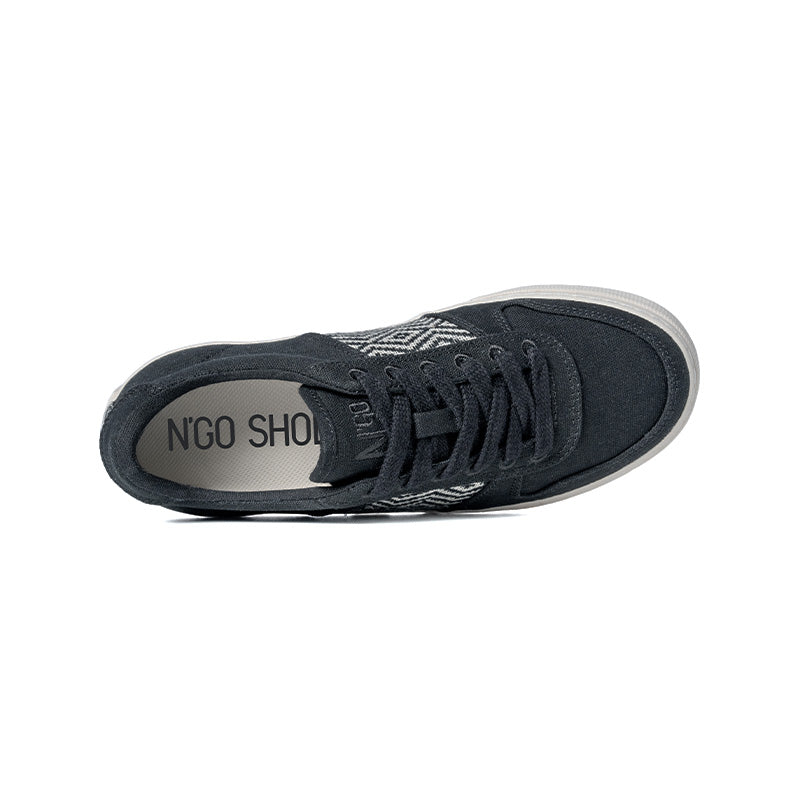 Bequeme und elegante Sneaker mit schwarz-weißem Ethno-Design, gefertigt aus Bio-Baumwolle und recycelten Materialien.