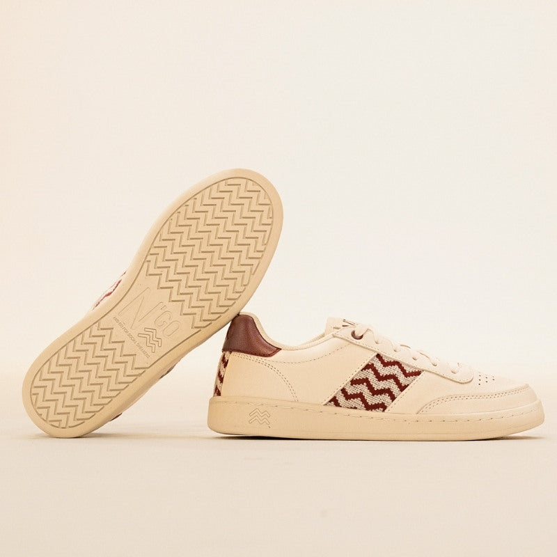 Saigon Classic '24 in Bordeaux – nachhaltige Sneaker mit traditionellem vietnamesischem Handwerksmuster.