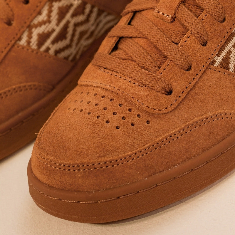 Fair produzierte Sneaker von N'GO – Saigon Suede 24 Braun mit handgefertigtem Detail