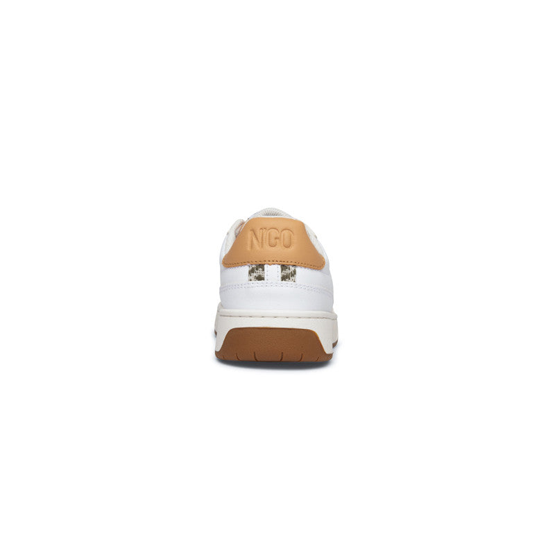 Elegante Sneaker mit khakifarbenem Handwebmuster und pfirsichroten Details – ideal für Alltag und Freizeit.