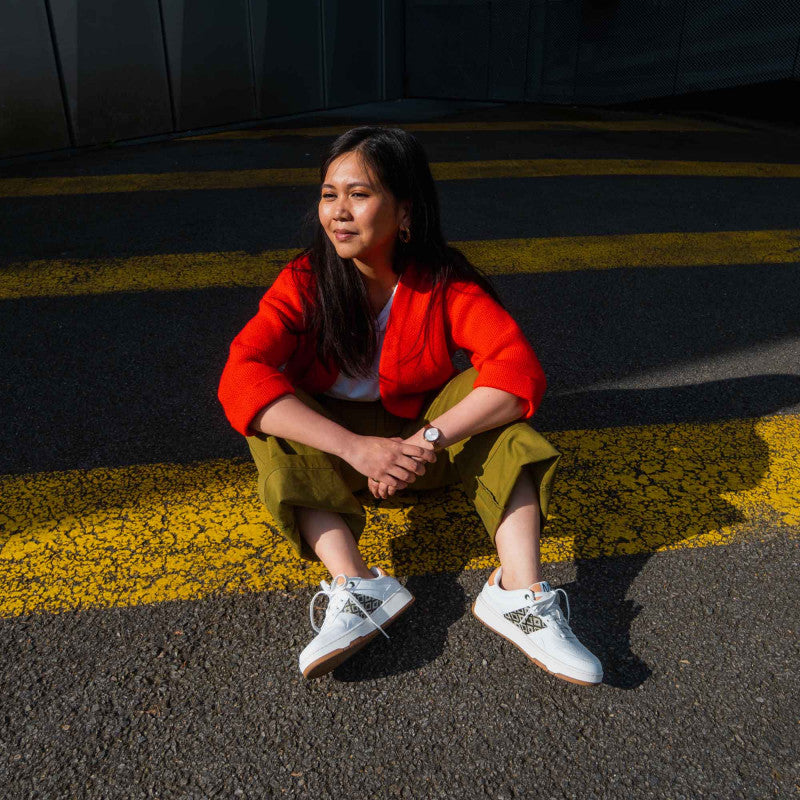 Hue Classic in Khaki & Pfirsischrot – vegane Sneaker mit traditionellem vietnamesischem Handwerksmuster.
