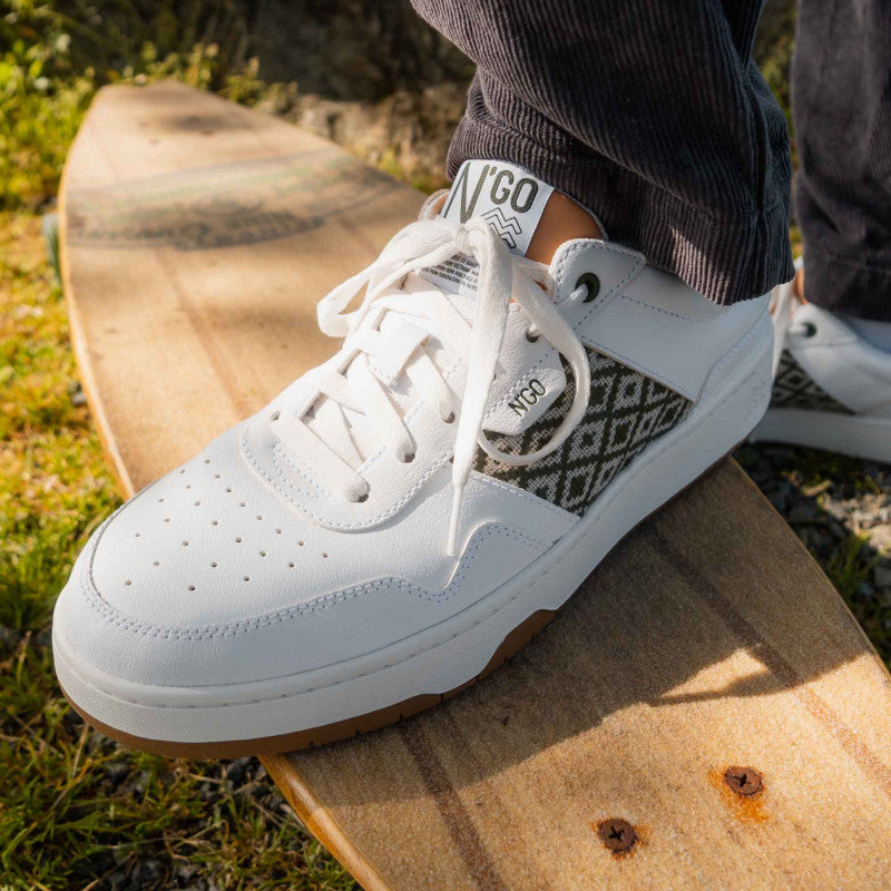 Leichte Sneaker mit khakifarbenem Ethno-Muster und pfirsichroten Details, ideal für Frühling und Sommer – fair produziert.