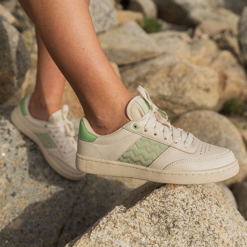 Saigon Classic '24 in Pistazie – nachhaltige Sneaker mit traditionellem vietnamesischem Handwerksmuster.