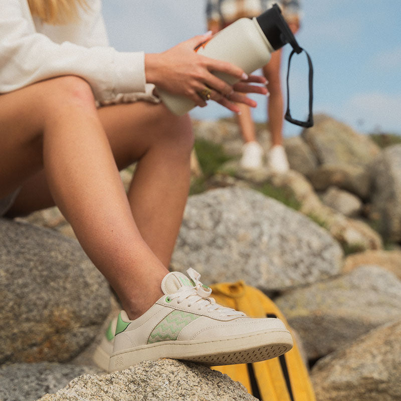 Leichte Sneaker mit pistaziengrünem Ethno-Muster, ideal für Frühling und Sommer – fair produziert und vegan.