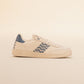 Fair produzierte Leder-Sneaker mit handgewebtem stahlblauem Detail – perfekte Kombination aus Komfort und Design.