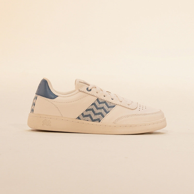 Fair produzierte Leder-Sneaker mit handgewebtem stahlblauem Detail – perfekte Kombination aus Komfort und Design.