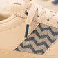 Bequeme und elegante Sneaker mit stahlblauem Ethno-Design, gefertigt aus chromfreiem Leder und recycelten Materialien.