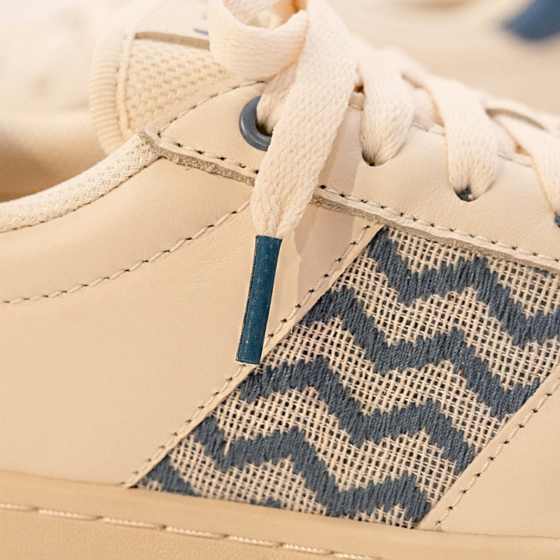Bequeme und elegante Sneaker mit stahlblauem Ethno-Design, gefertigt aus chromfreiem Leder und recycelten Materialien.