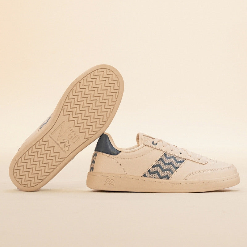 Saigon Classic '24 in Stahlblau – nachhaltige Sneaker mit traditionellem vietnamesischem Handwerksmuster.
