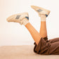 Vegane Low-Top-Sneaker mit stahlblauem Webmuster und atmungsaktivem Innenfutter – stilvoll und umweltfreundlich.