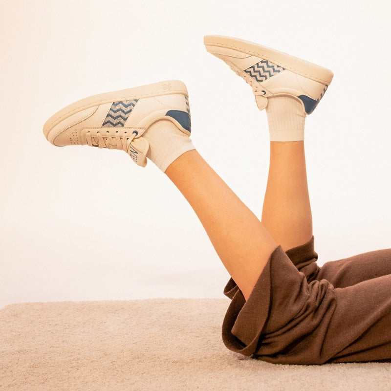 Vegane Low-Top-Sneaker mit stahlblauem Webmuster und atmungsaktivem Innenfutter – stilvoll und umweltfreundlich.