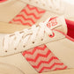Detailaufnahme der Saigon Classique 24 Lychee Sneaker mit roter Zickzack-Stickerei.
Vegane Schuhe aus hochwertigem Material mit traditionellem Webmuster.