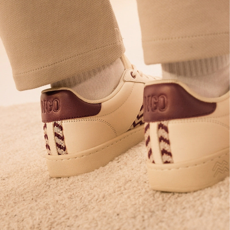 Vegane Low-Top-Sneaker mit bordeauxfarbenem Webmuster und atmungsaktivem Innenfutter – stilvoll und umweltfreundlich.