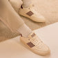 Bequeme und elegante Sneaker mit bordeauxfarbenem Ethno-Design, gefertigt aus chromfreiem Leder und recycelten Materialien.