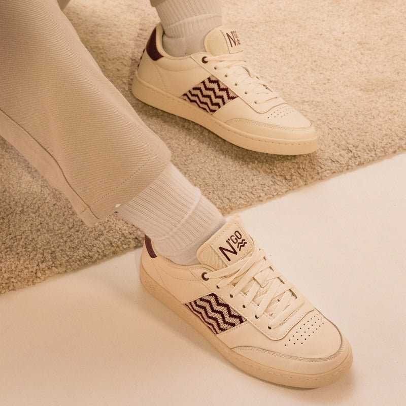 Bequeme und elegante Sneaker mit bordeauxfarbenem Ethno-Design, gefertigt aus chromfreiem Leder und recycelten Materialien.
