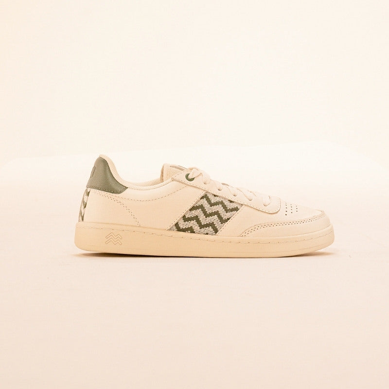 Nachhaltige Sneaker aus beigem Leder mit zypressengrünem Ethno-Muster und weißer Sohle – handgefertigt in Vietnam.