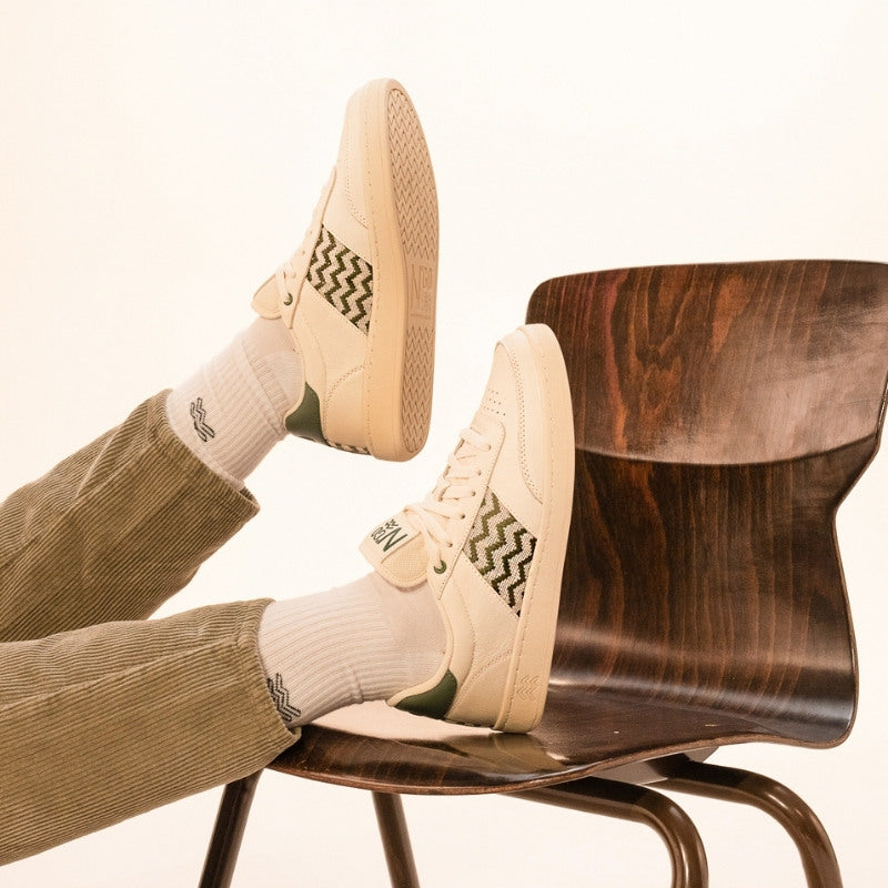 Vegane Low-Top-Sneaker mit zypressengrünem Webmuster und atmungsaktivem Innenfutter – stilvoll und umweltfreundlich.