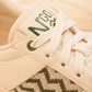Fair produzierte Leder-Sneaker mit handgewebtem zypressengrünem Detail – perfekte Kombination aus Komfort und Design.