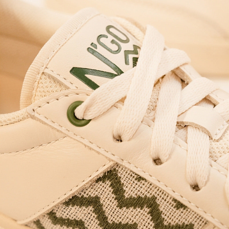 Fair produzierte Leder-Sneaker mit handgewebtem zypressengrünem Detail – perfekte Kombination aus Komfort und Design.