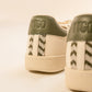 Bequeme und elegante Sneaker mit zypressengrünem Ethno-Design, gefertigt aus chromfreiem Leder und recycelten Materialien.