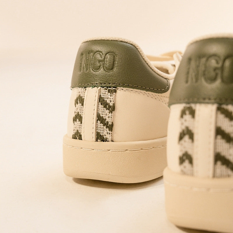 Bequeme und elegante Sneaker mit zypressengrünem Ethno-Design, gefertigt aus chromfreiem Leder und recycelten Materialien.
