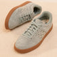 Saigon Suede '24 Perlblau – bequeme und stilvolle Sneaker mit recycelter Innensohle und brauner Gummisohle.