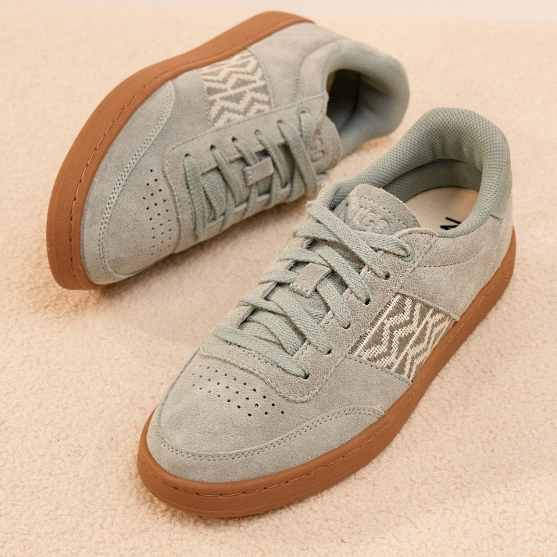 Saigon Suede '24 Perlblau – bequeme und stilvolle Sneaker mit recycelter Innensohle und brauner Gummisohle.