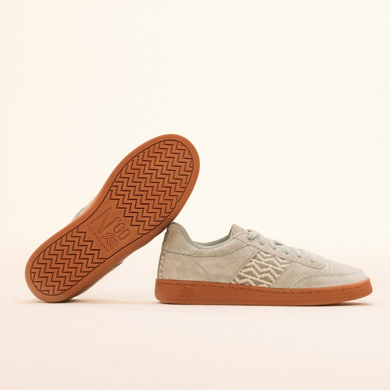 Saigon Suede '24 in Perlblau – vegane Sneaker mit traditionellem vietnamesischem Handwerksmuster und brauner Außensohle.